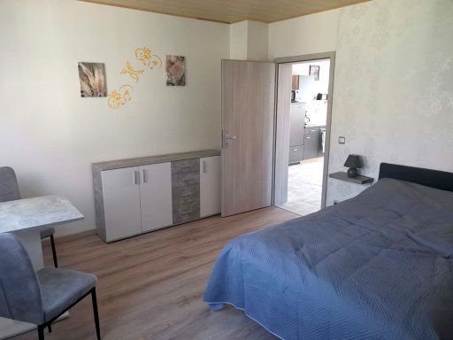 Schlafzimmer mit Doppelbett