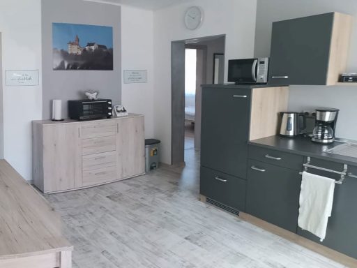 Küchenzeile mit Minibackofen